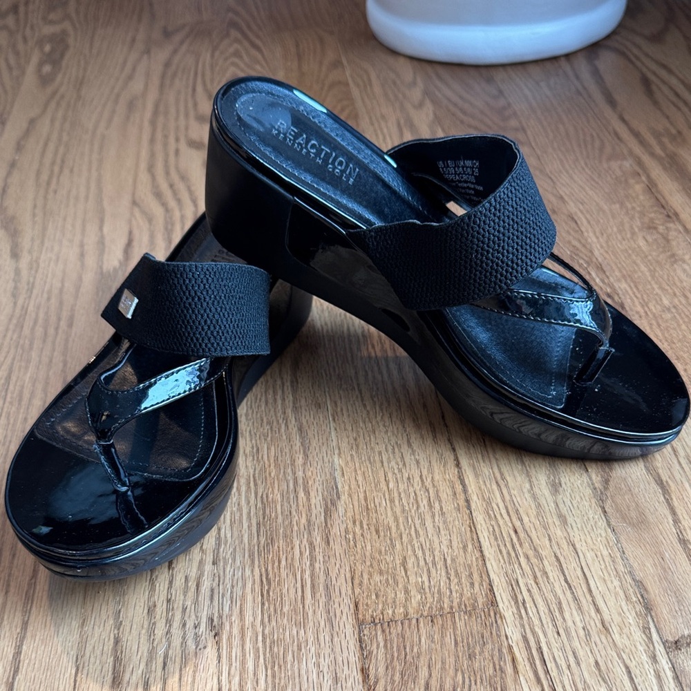 Kenneth Cole Reaction Women's Black Patent Thong Sandals